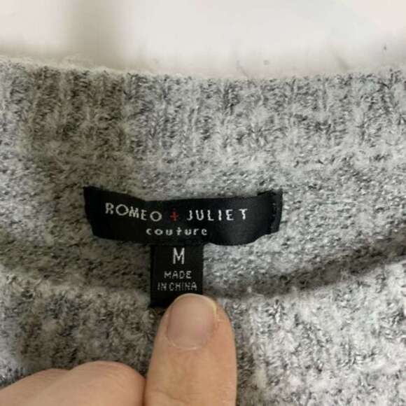 Romeo & Juliet Womens Gray sweater Medium - Picture 2 of 6